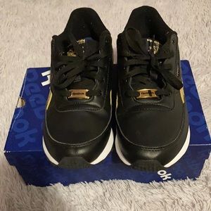 Black and white Reebok sneakers! Lightly used !